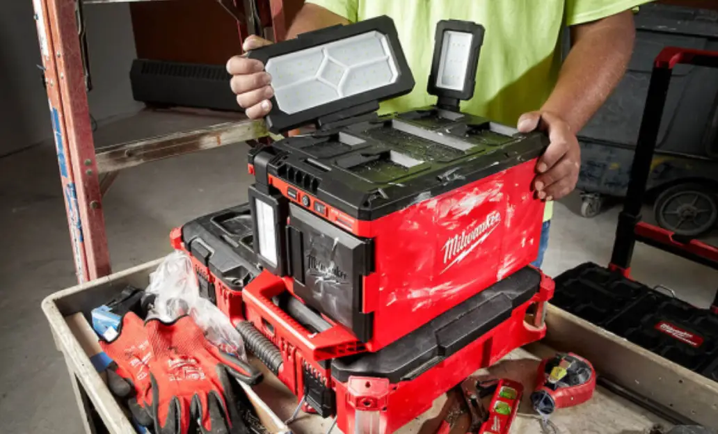 Milwaukee M18poalc-0 18v Li-ion Cordless Packout Area Light & Charger Owner's Manual Milwaukee M18poalc-0 18v Li-ion Cordless Packout Area Light & Charger Owner's Manual