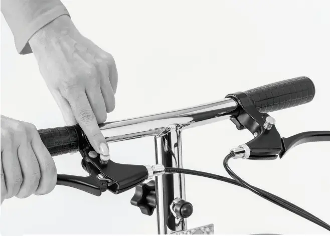 MEDLINE MDS86000G4 Four Wheeled - e brake by itself.