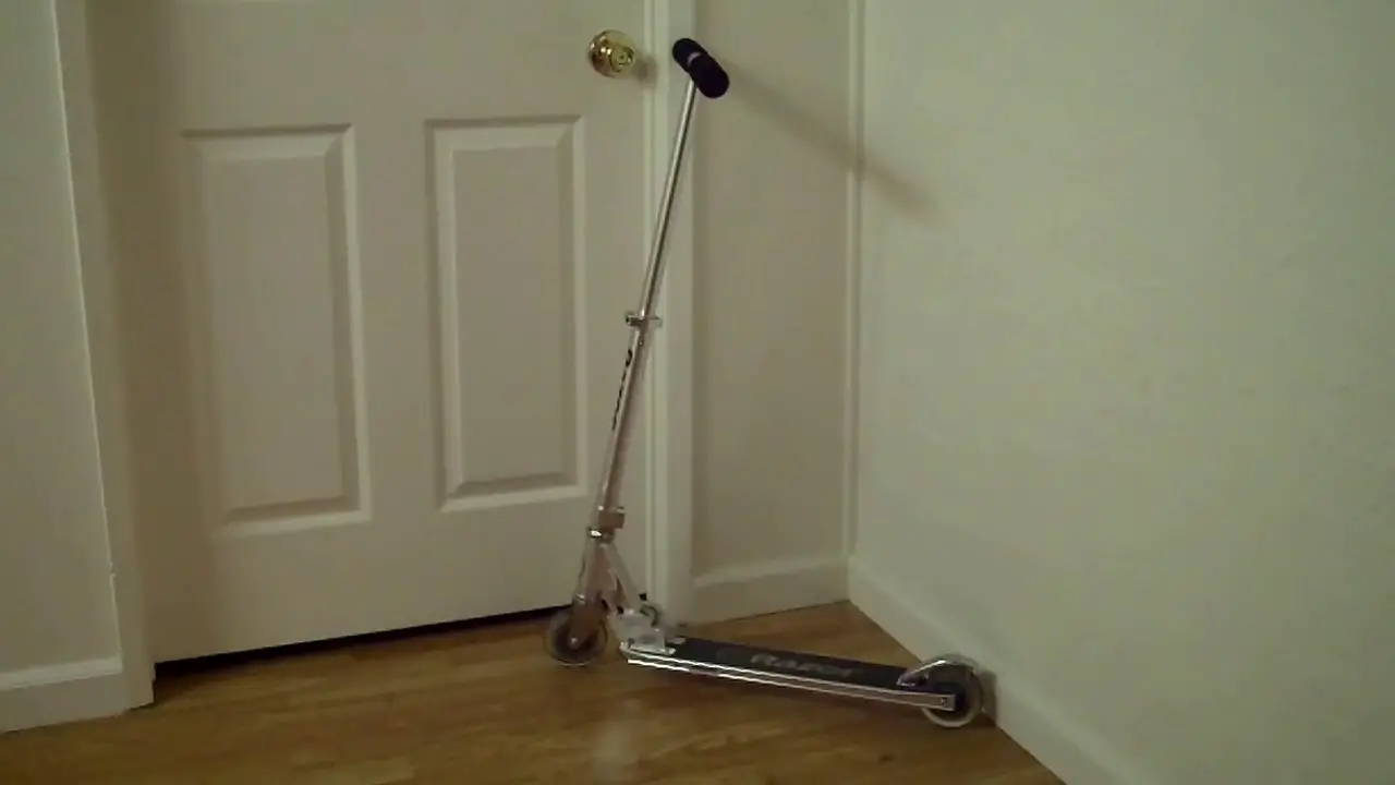 Razor A4 Kick Scooters Owner's Manual Razor A4 Kick Scooters Owner's Manual