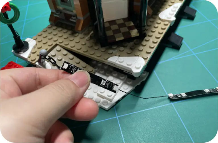 GAME OF BRICKS Light Kit for Winter Village Station Step 3_C