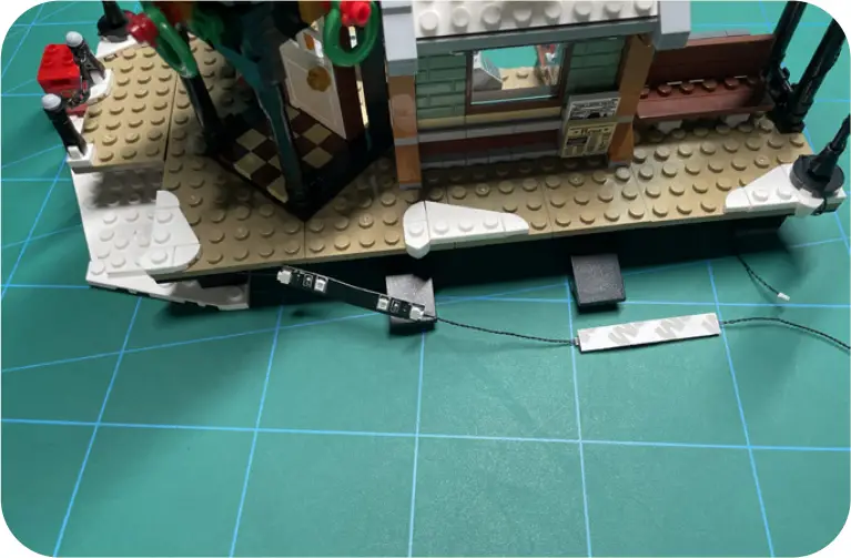 GAME OF BRICKS Light Kit for Winter Village Station Step 3_F