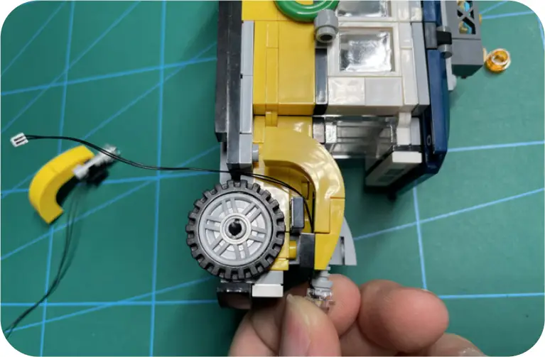 GAME OF BRICKS Light Kit for Winter Village Station Step 4_I