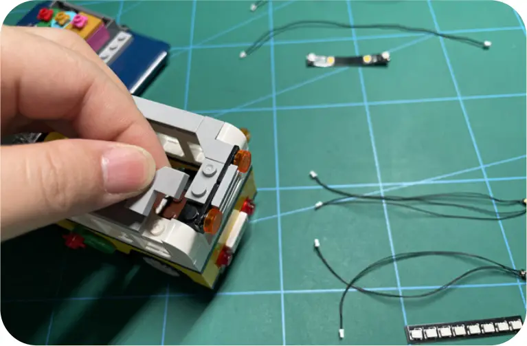 GAME OF BRICKS Light Kit for Winter Village Station Step 4_L