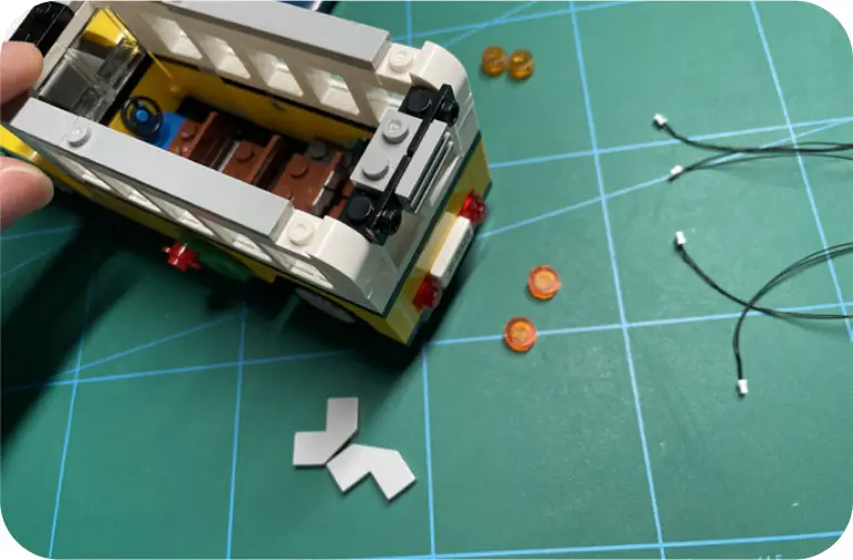 GAME OF BRICKS Light Kit for Winter Village Station Step 4_M