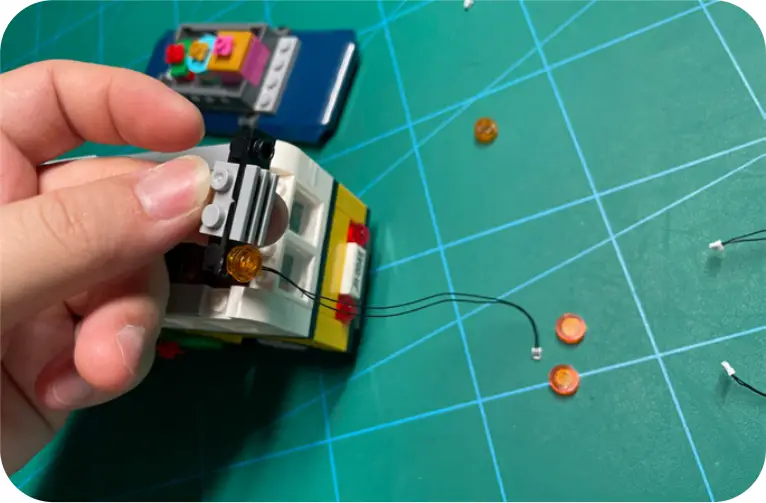 GAME OF BRICKS Light Kit for Winter Village Station Step 4_O