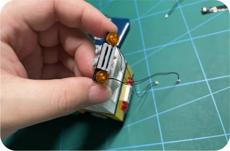 GAME OF BRICKS Light Kit for Winter Village Station Step 4_P