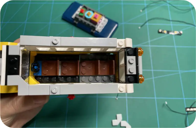 GAME OF BRICKS Light Kit for Winter Village Station Step 4_R