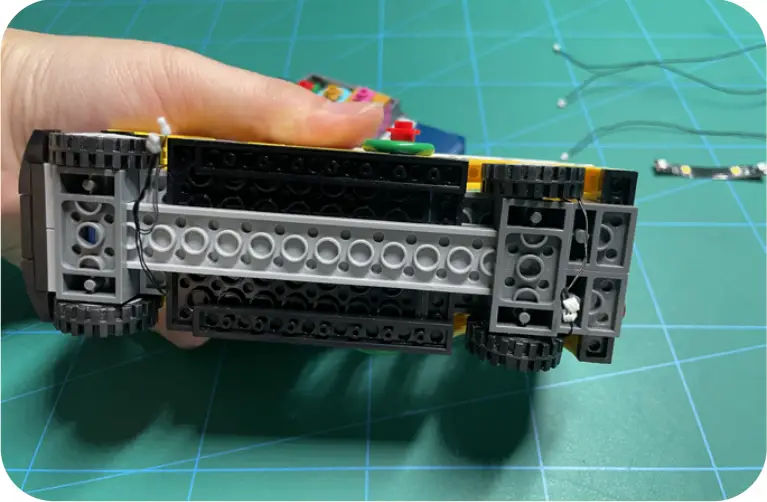 GAME OF BRICKS Light Kit for Winter Village Station Step 4_S