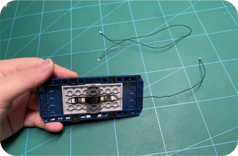 GAME OF BRICKS Light Kit for Winter Village Station Step 4_Y