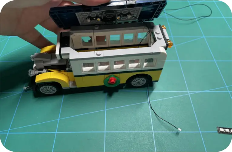 GAME OF BRICKS Light Kit for Winter Village Station Step 4_Z