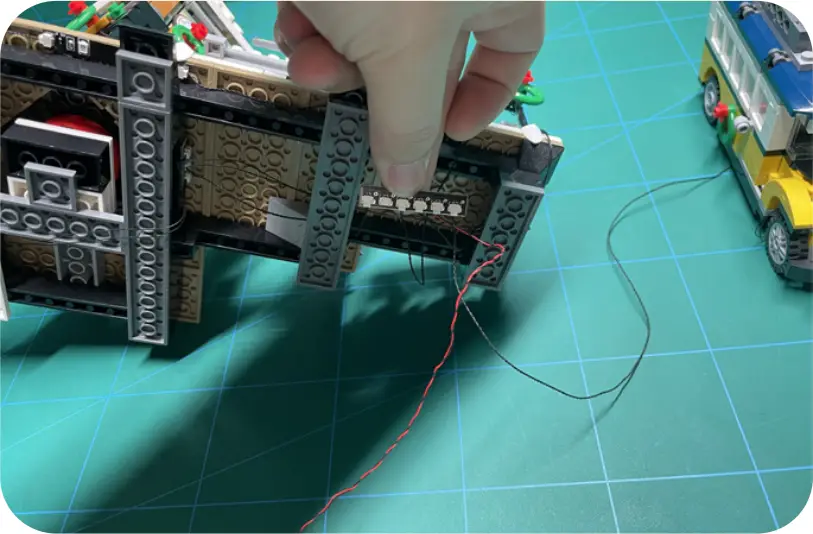 GAME OF BRICKS Light Kit for Winter Village Station Step 5_B