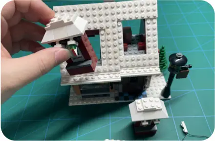 GAME OF BRICKS Light Kit for Winter Village Bakery Step 1_C