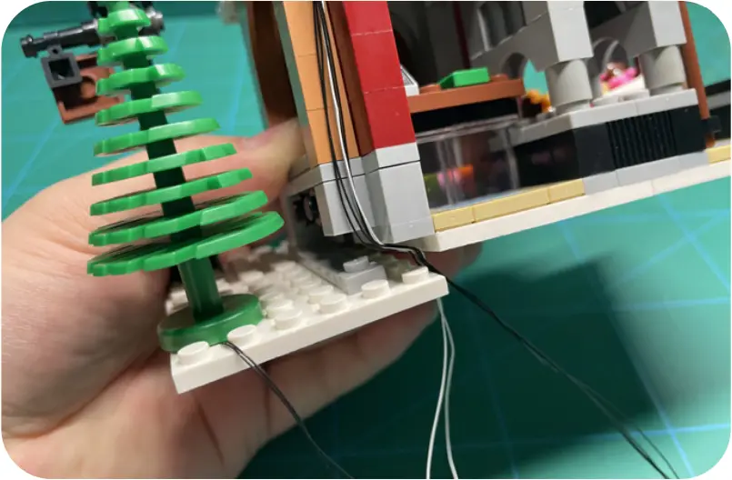 GAME OF BRICKS Light Kit for Winter Village Bakery Step 4_K