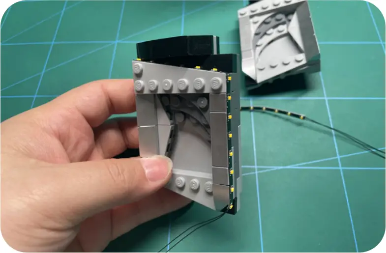 GAME OF BRICKS Light Kit for The Mandalorian Helmet Step 1_G