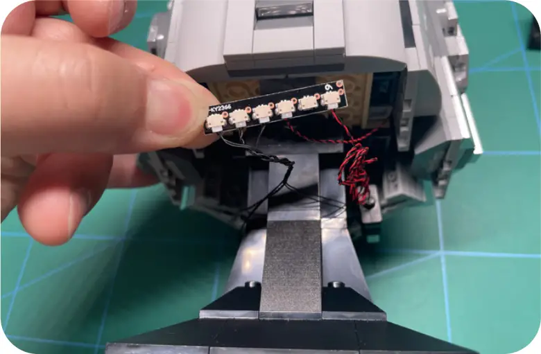 GAME OF BRICKS Light Kit for The Mandalorian Helmet Step 4_B