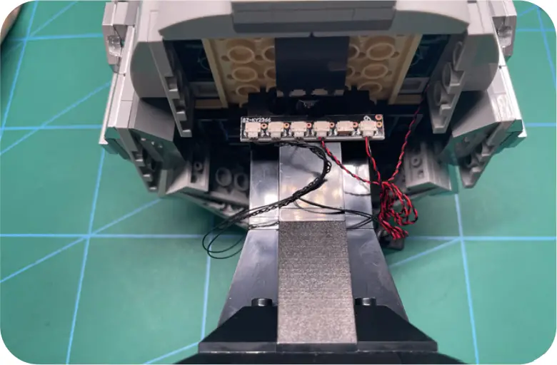 GAME OF BRICKS Light Kit for The Mandalorian Helmet Step 4_C