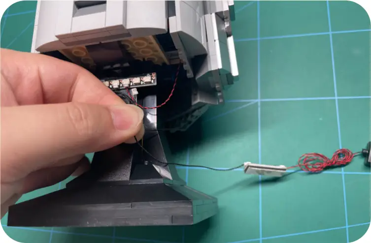 GAME OF BRICKS Light Kit for The Mandalorian Helmet Step 5_D