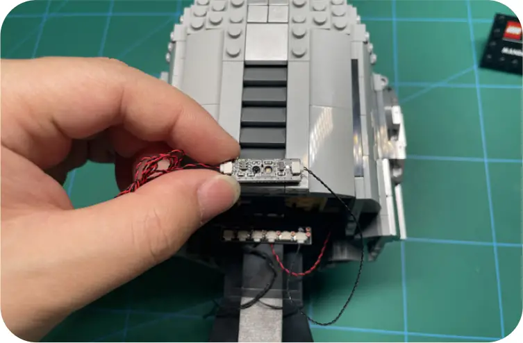 GAME OF BRICKS Light Kit for The Mandalorian Helmet Step 5_F