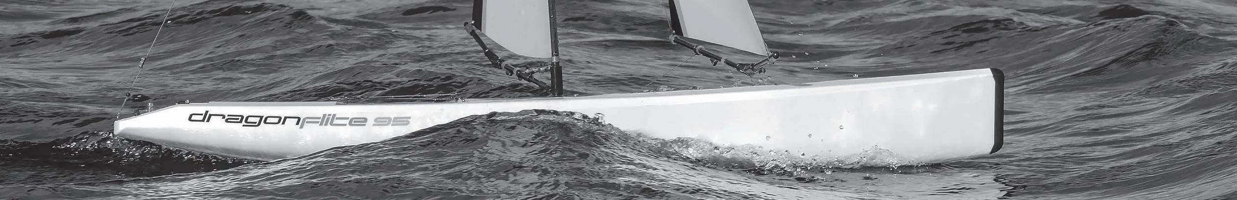 Joysway DragonForce 95 950m 2 4GHz RTR Remote Control High Performance Racing Sailboat - Figure 1