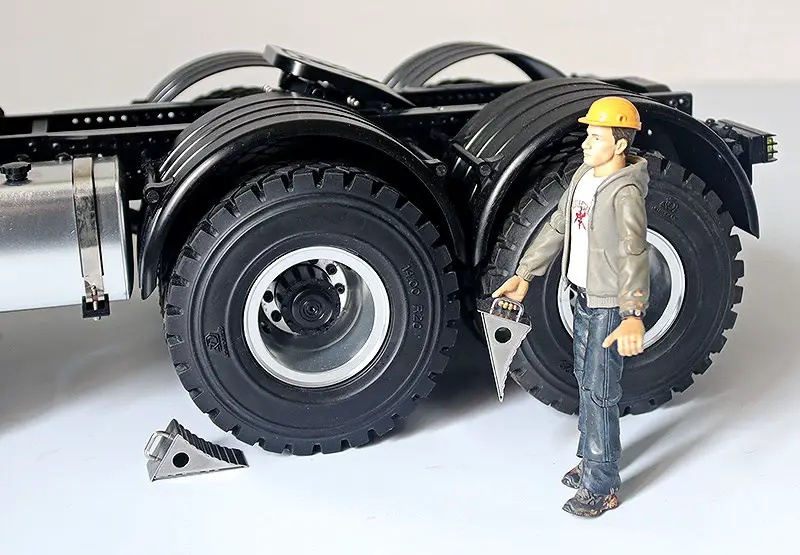 AMEWi 22551 RC Heavy Haul Truck - INSTALL BAUMPER 17