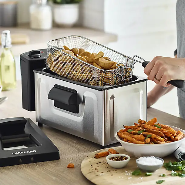 Lakeland 62804 Deep Fat Fryer Instruction Manual Lakeland 62804 Deep Fat Fryer Instruction Manual