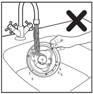Cleaning the kettle and the base