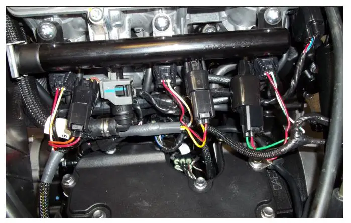 DYNOJET PC6-21034 Power Commander 6 Triumph Tiger 850 Sport 2021-2022 - Plug the PC6 in-line of the stock harness and injectors