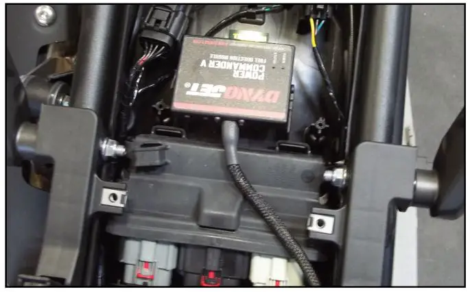 DYNOJET PC6-21034 Power Commander 6 Triumph Tiger 850 Sport 2021-2022 - Secure the PC6 in the tail section using the supplied velcro. Make sure to clean the surface with the alcohol swab before attaching
