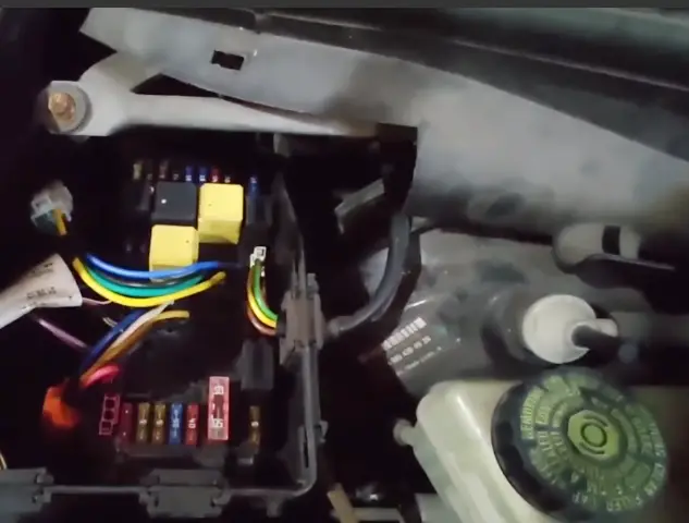 Mercedes C-200 Engine Fuse Diagram