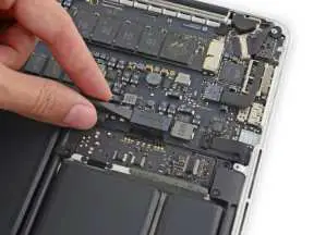 IFIXIT-MacBook-Pro-13Inch-Retina-Display-Mid-2014-AirPort-Board-Replacement-06