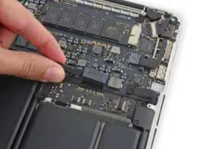 IFIXIT-MacBook-Pro-13Inch-Retina-Display-Mid-2014-AirPort-Board-Replacement-07