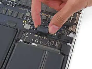 IFIXIT-MacBook-Pro-13Inch-Retina-Display-Mid-2014-AirPort-Board-Replacement-08