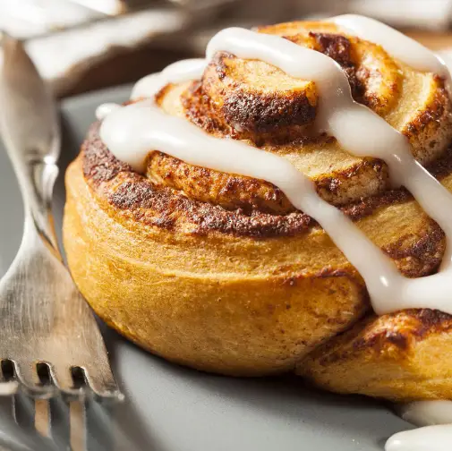 EASY CINNAMON ROLLS WITH CREAM CHEESE GLAZE