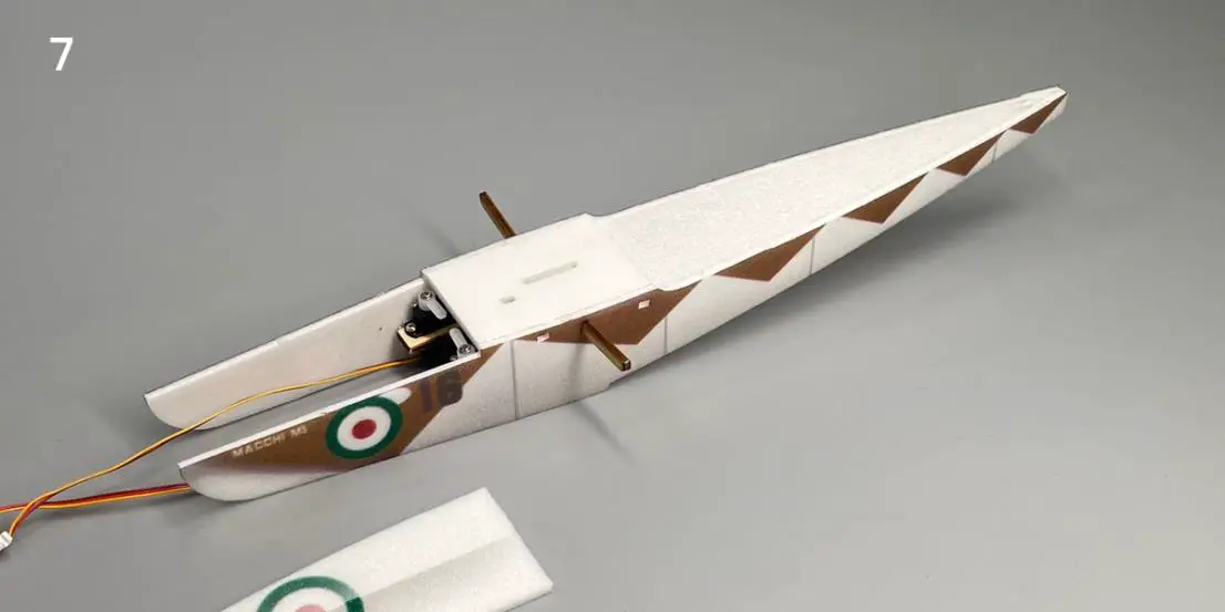 Install the top plate of the middle part of the hull