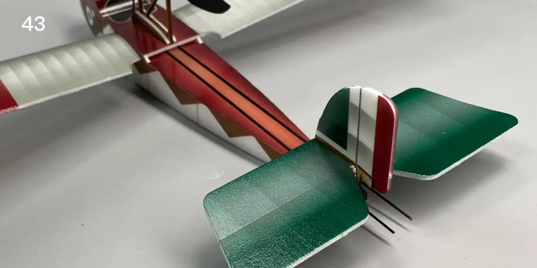 The carbon rod of the pull rod extends from the slot in the middle and rear of the hull