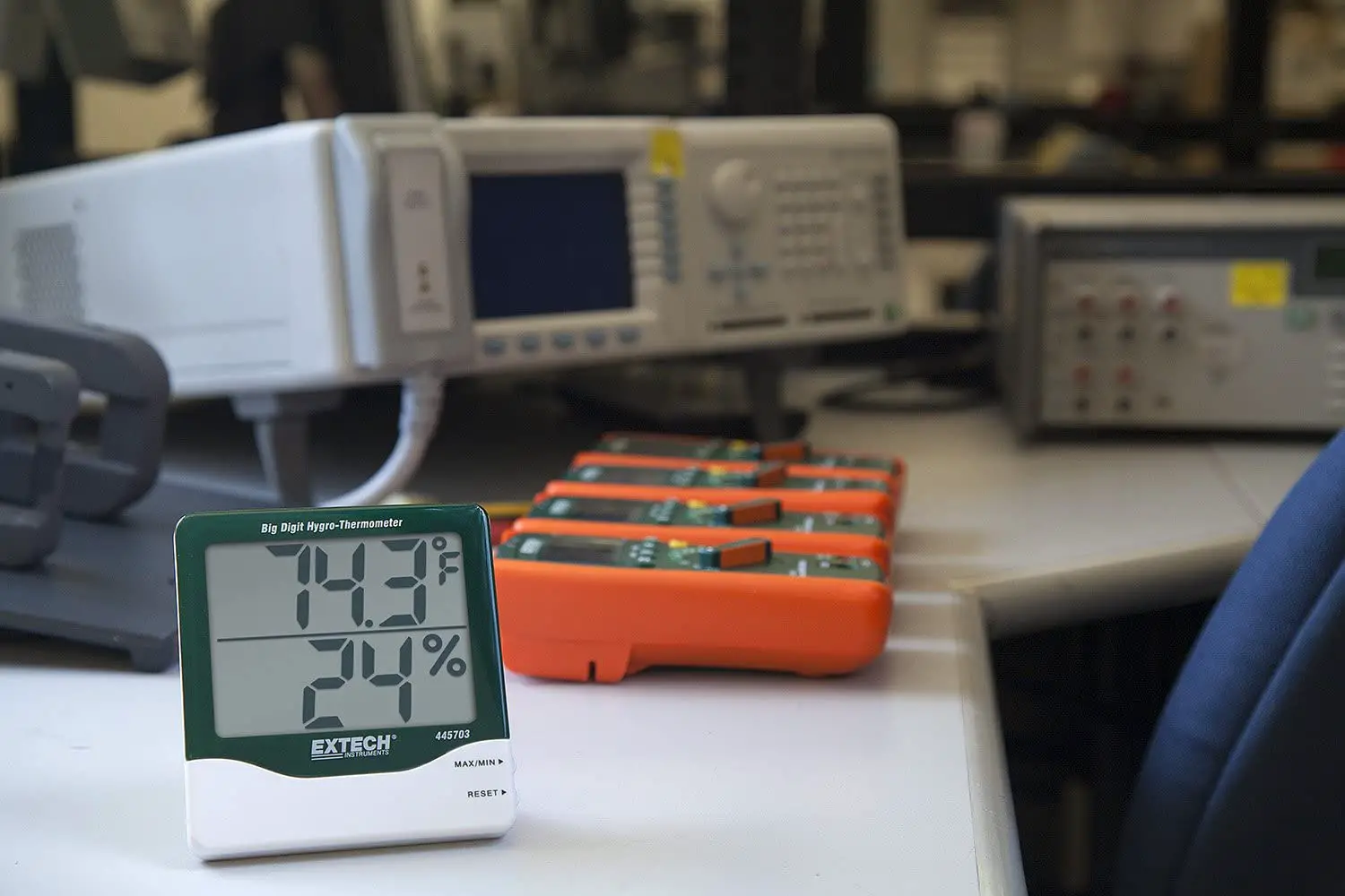 Extech 445703 Big Digit Hygro Thermometer User Manual Extech 445703 Big Digit Hygro Thermometer User Manual