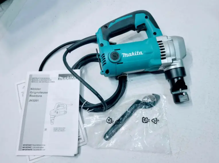 makita JN3201 Nibbler Grignoteuse Roedora