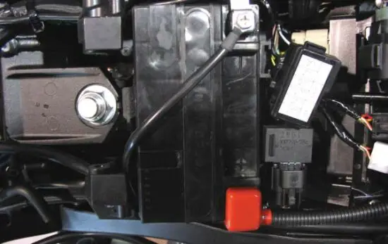 FIG 3 INSTALLING THE POWER COMMANDER 6