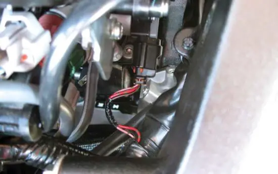 FIG 6 INSTALLING THE POWER COMMANDER 6