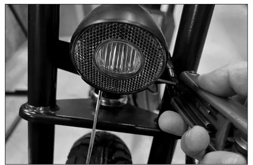 Razor-W15128785133-Rambler-16-Headlight-Holder-FIG1