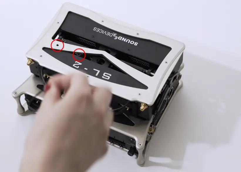 SOUND DEVICES SL 2 Dual SuperSlot Wireless Module - Removing 1