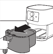 Remove the pan with the basket from the appliance by pulling the handle