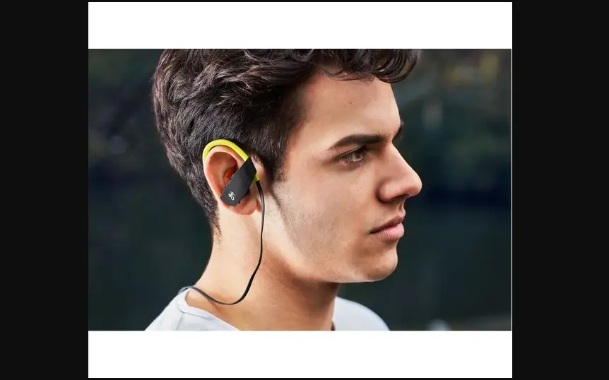 Goji Gshokbt18 Ear Hook Wireless Sports Headphones Instruction Manual