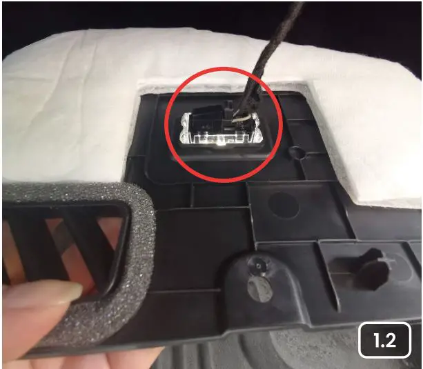 INGENEXT Ghost Diy Instruction Manual - Unplug the light