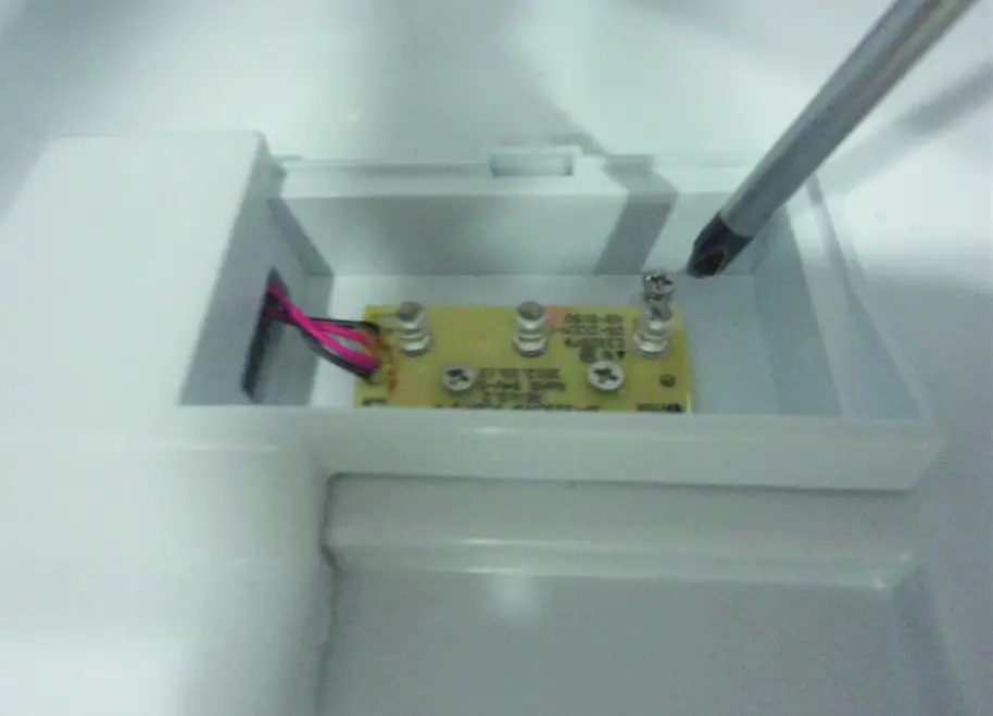 DOMETIC Refrigeration Mini Fridges - Changing the lightbulb 2