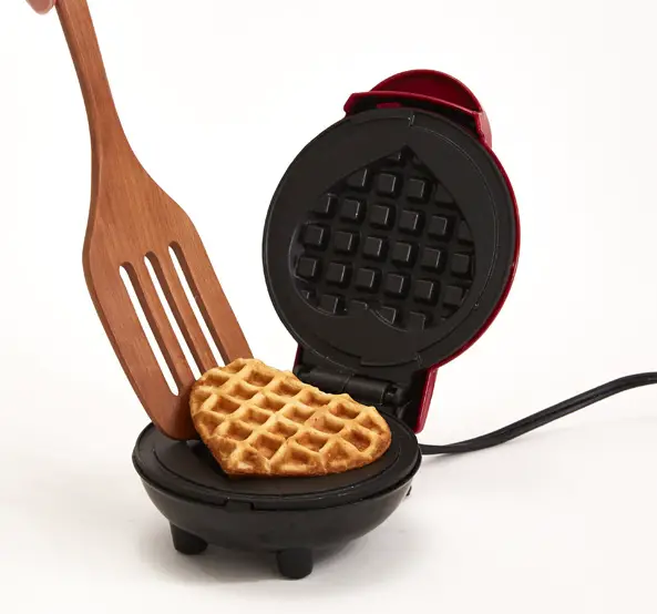 DASH-heart-mini-waffle-maker-10