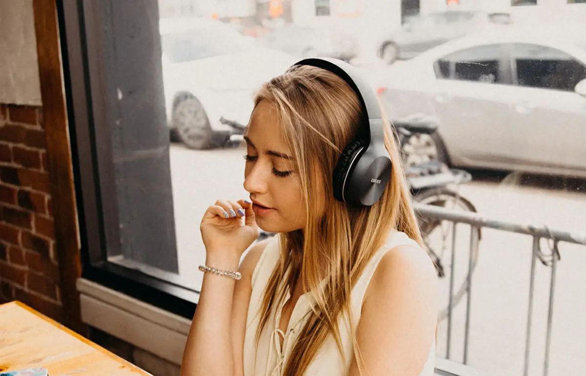 Edifier W800bt Plus Bluetooth Stereo Headphones User Manual Edifier W800bt Plus Bluetooth Stereo Headphones User Manual