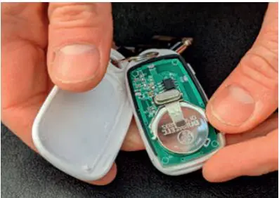 drive DeVilbiss AFPC17BLK Autofold Powerchair User Guide - Install battery in remote fob