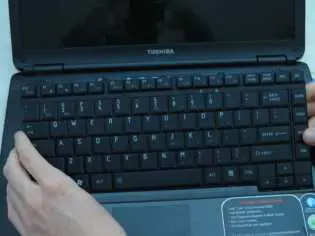 IFIXIT-Toshiba-Satellite-L305-S5946-Motherboard-Replacement-15