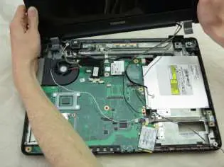 IFIXIT-Toshiba-Satellite-L305-S5946-Motherboard-Replacement-26